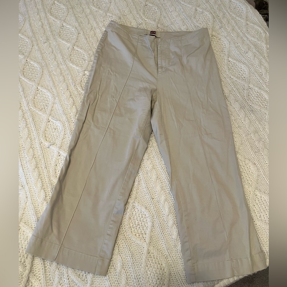 Cream colored capris. Size 8.❤️
